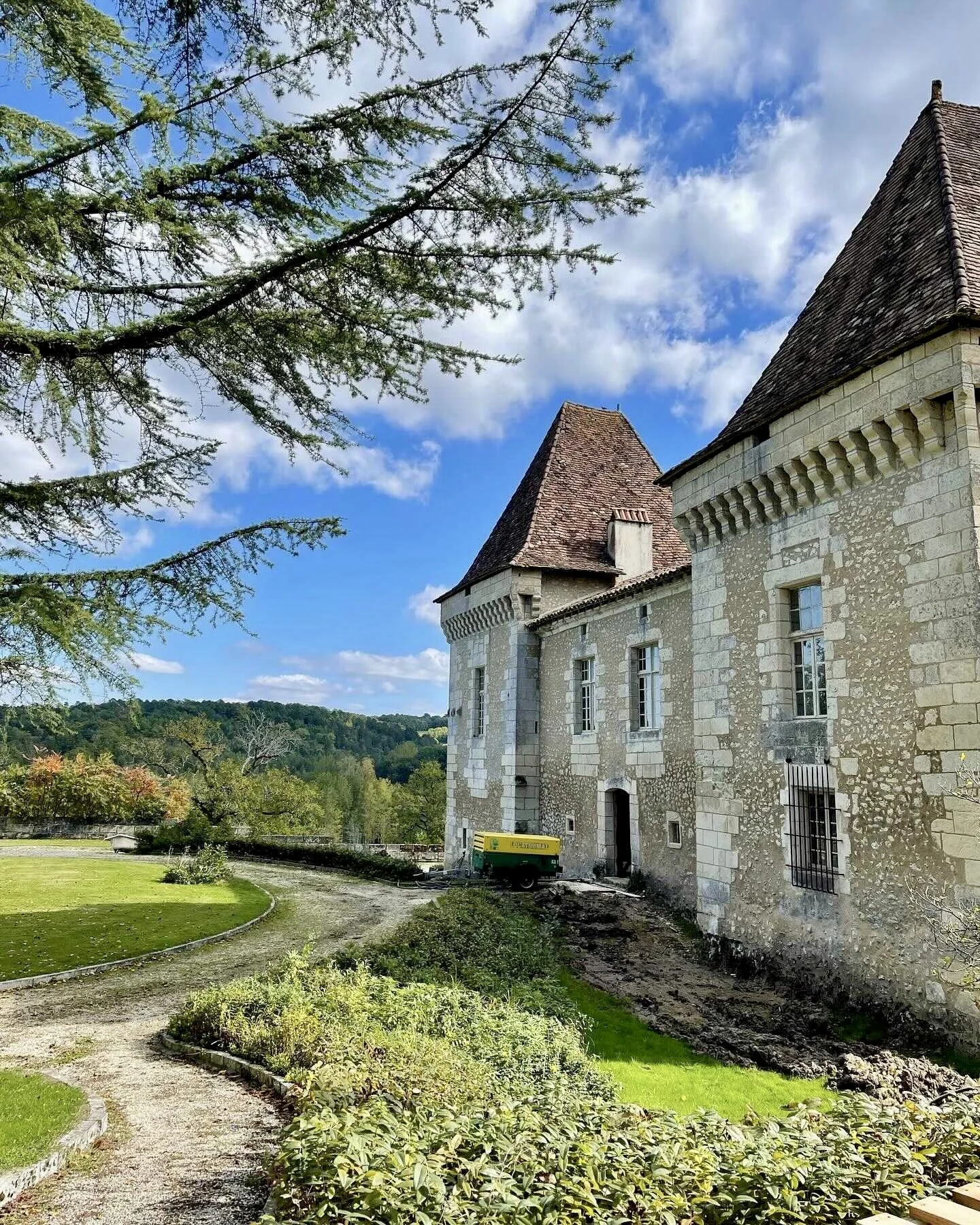 Welcome to the Family, Chateau de Belet