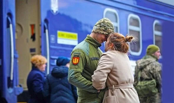 Ukraine-soldiers-goodbye-1579101